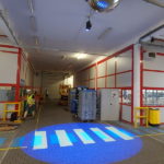 System antykolizyjny z projektorami znaków bezpieczeństwa ledskrzyżowanie z pasami