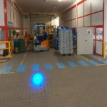 System antykolizyjny z projektorami znaków bezpieczeństwa ledskrzyżowanie z pasami